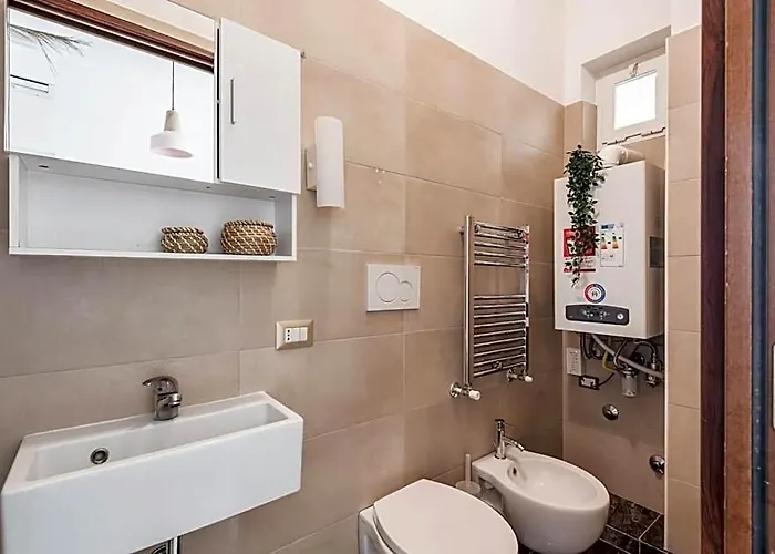 The Rent - Bright Flat Near San Pietro